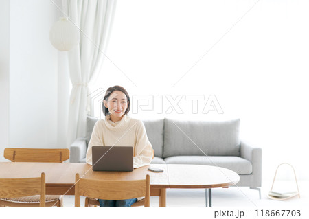 部屋でパソコンを使う女性 118667703