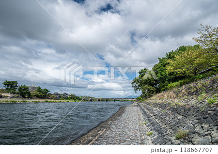 宇治川　川岸からの眺め　京都府宇治市 118667707
