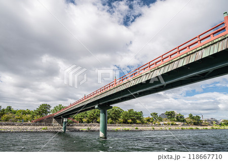 宇治川 川岸から見上げた朝霧橋 京都府宇治市 宇治川 川岸から見上げた朝霧橋 京都府宇治市 118667710