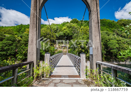 宇治川の吊り橋　天ケ瀬橋 118667759