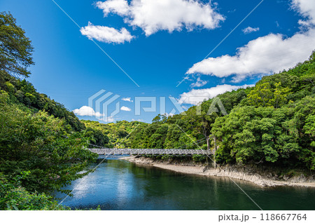 宇治川に架かる吊り橋　天ケ瀬橋　京都府宇治市 118667764