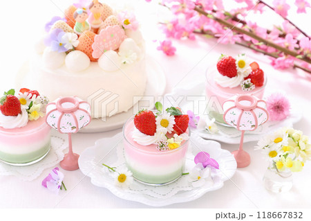 かわいいおひな祭り　3色プリンと　淡雪いちごとパールホワイトいちごとお花のケーキ 118667832