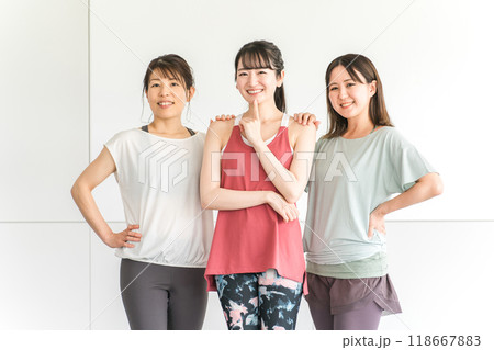 スポーツジムでスポーツウェアを着てトレーニングする女性達 118667883