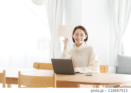 自宅でパソコンを操作する女性 118667913