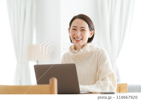自宅でパソコンを操作する女性 118667920
