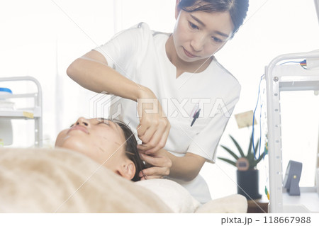 美容鍼をする鍼灸師 118667988