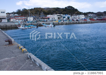 漁港の遠景 118667991