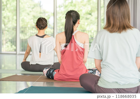 ヨガスタジオ・ヨガ教室でヨガ・ピラティスをする女性達（スポーツジム） 118668035