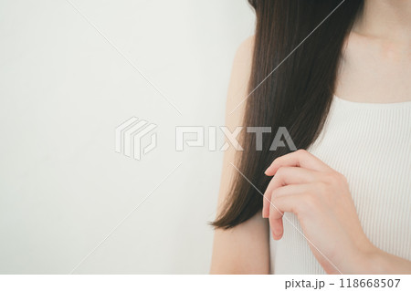 ロングヘアの20代女性のヘアケア ロングヘアの20代女性のヘアケア 118668507