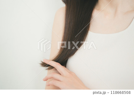 ロングヘアの20代女性のヘアケア 118668508