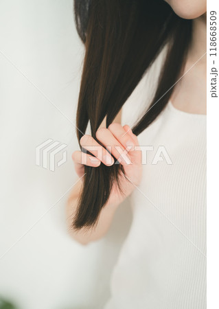 髪を手ぐしで梳かす若い女性 118668509