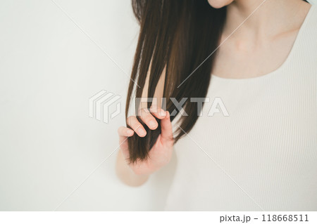 ロングヘアの若い女性のヘアケア 118668511