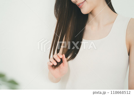 ロングヘアの20代女性のヘアケア 118668512