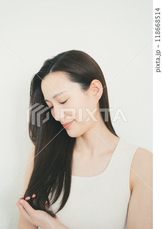 ロングヘアの若い女性のヘアケア ロングヘアの若い女性のヘアケア 118668514
