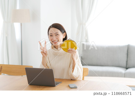 財布を持ち微笑む女性 財布を持ち微笑む女性 118668571
