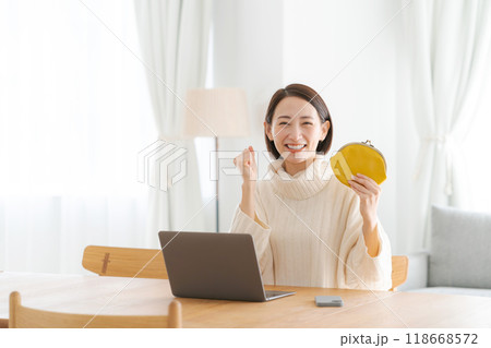 財布を持ち微笑む女性 財布を持ち微笑む女性 118668572