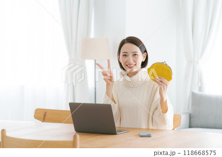 財布を持ち微笑む女性 財布を持ち微笑む女性 118668575