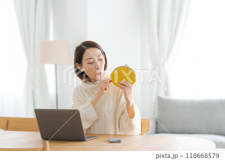 財布を持ち微笑む女性 財布を持ち微笑む女性 118668579