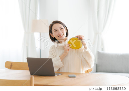 財布を持ち微笑む女性 118668580