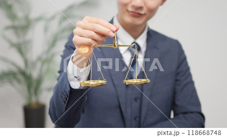 天秤を持つビジネスマン 118668748