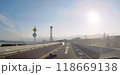 道路の車線内に落ちていたタイヤの破片の様子。 118669138
