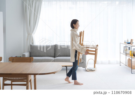 リビングの椅子を動かす女性 リビングの椅子を動かす女性 118670908