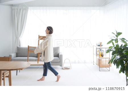 リビングの椅子を動かす女性 リビングの椅子を動かす女性 118670915