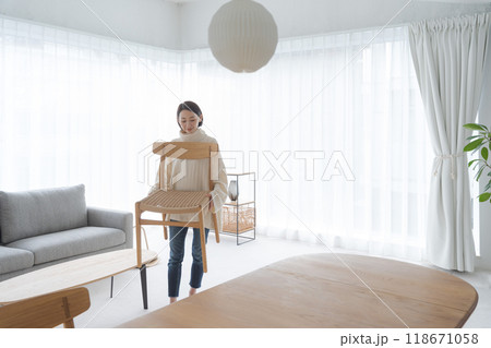 リビングの椅子を動かす女性 リビングの椅子を動かす女性 118671058