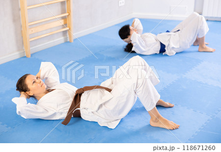 performing various exercises 118671260