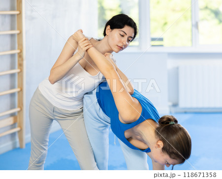 women perform elbow blow 118671358