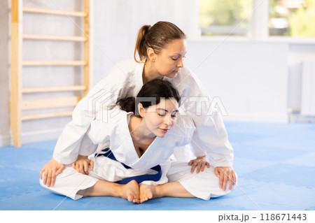 Karate practitioners use butterfly Karate practitioners use butterfly 118671443