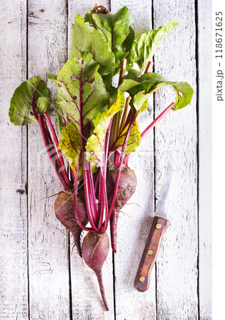 Bunch of fresh organic beetroots Bunch of fresh organic beetroots 118671625