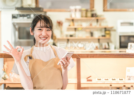 カフェ・レストラン・飲食店で働くウェイトレス・ホールスタッフをする女性(スマホ・モバイルオーダー) カフェ・レストラン・飲食店で働くウェイトレス・ホールスタッフをする女性(スマホ・モバイルオーダー) 118671877