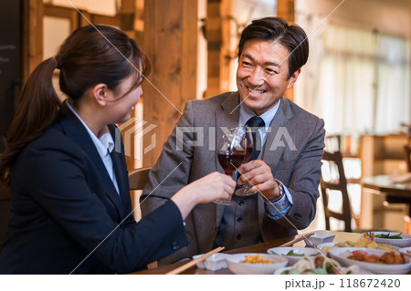 居酒屋で忘年会・新年会・飲み会・宴会をする仕事仲間・同僚・上司部下の男女 居酒屋で忘年会・新年会・飲み会・宴会をする仕事仲間・同僚・上司部下の男女 118672420