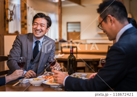 飲み会で盛り上がって爆笑するビジネスマン 飲み会で盛り上がって爆笑するビジネスマン 118672421