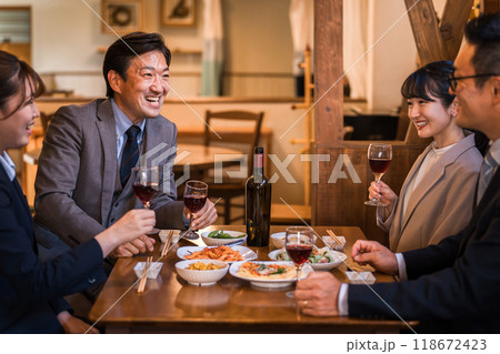 居酒屋で忘年会・新年会・飲み会・宴会をする仕事仲間・同僚・上司部下の男女 118672423