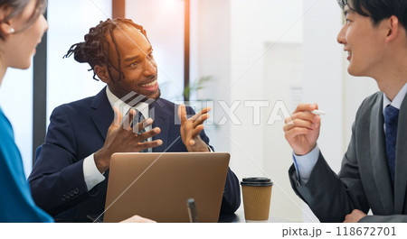 オフィスで会議する多国籍ビジネスパーソンのグループ オフィスで会議する多国籍ビジネスパーソンのグループ 118672701