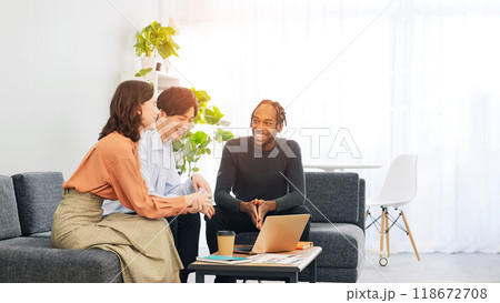 ロビーで会話する多国籍の人々 118672708