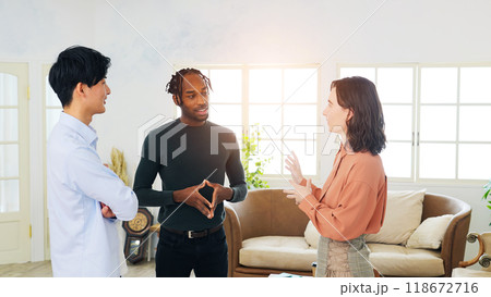 立ち話をする多国籍の人々 立ち話をする多国籍の人々 118672716