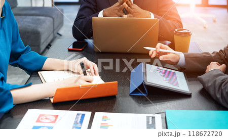 オフィスで会議する多国籍ビジネスパーソンのグループ 118672720