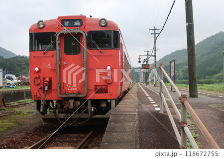篠目駅に停車中のディーゼルカー 118672755