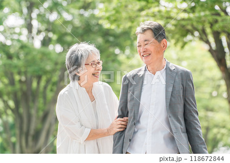 公園を歩くシニア・高齢者夫婦（楽しい・爆笑・笑顔・リフレッシュ） 118672844