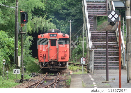 仁保駅を出発する気動車 118672974