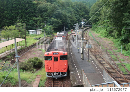 仁保駅の上りホームに停車中の上り列車 仁保駅の上りホームに停車中の上り列車 118672977