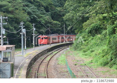 仁保駅を出発する上り列車 仁保駅を出発する上り列車 118672980