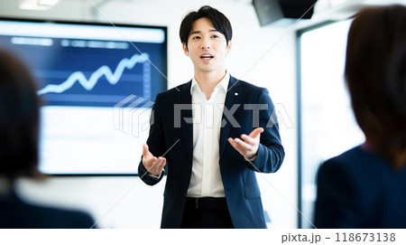 説明する男性 118673138