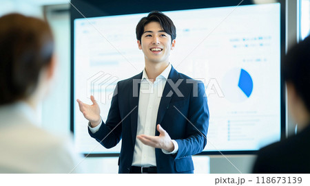 説明する男性 118673139