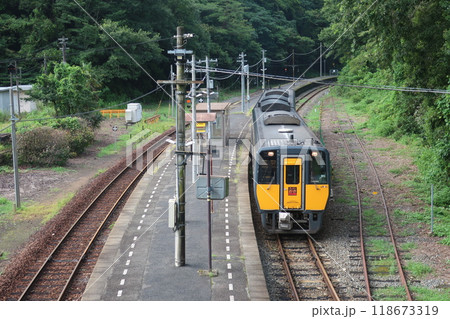 仁保駅に停車中のスーパーおき 仁保駅に停車中のスーパーおき 118673319