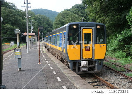 仁保駅に停車中のスーパーおき 118673321