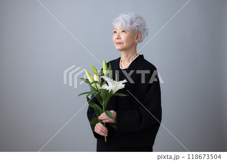 喪服を着たシニア女性 喪服を着たシニア女性 118673504